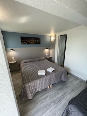 Escritorio, wifi gratis, ropa de cama