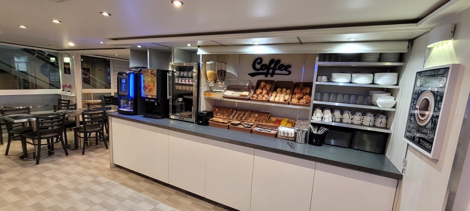 Frukostbuffé mot avgift på vardagar