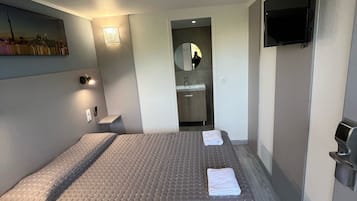 Escritorio, wifi gratis y ropa de cama