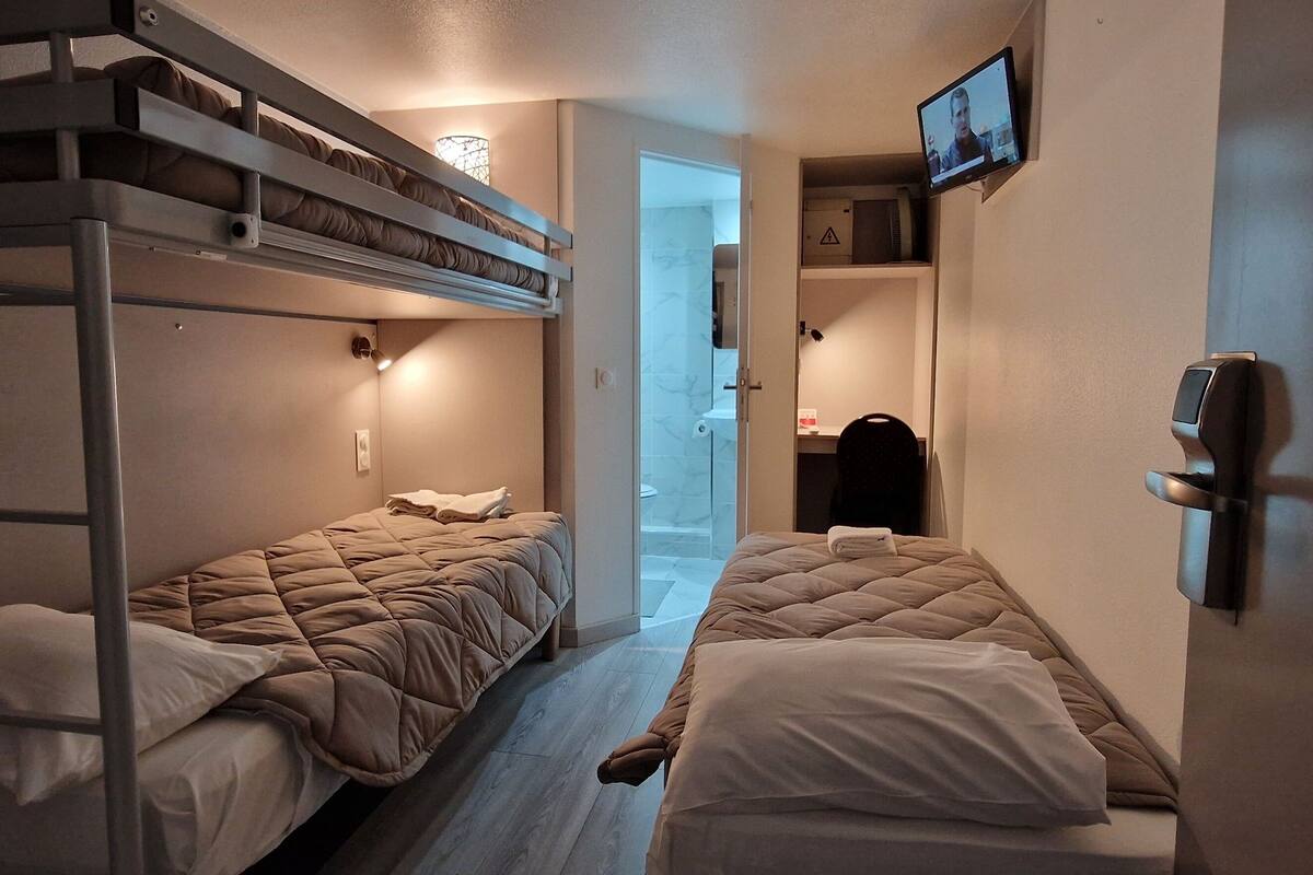 Triple Room | Desk, free WiFi, bed sheets