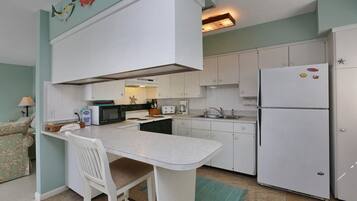 Departamento estándar, 2 habitaciones | Cocina privada | Refrigerador, microondas y cafetera y tetera