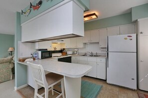 Standaard appartement, 2 slaapkamers | Privékeuken | Een koelkast, een magnetron, een koffiezetapparaat/waterkoker