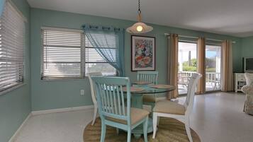 Standard Apartment, 2 Bedrooms | In-room dining