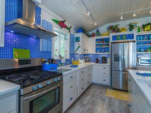 Apartemen Standar, 3 kamar tidur | Dapur pribadi | Lemari es, microwave, dan mesin pembuat kopi/teh