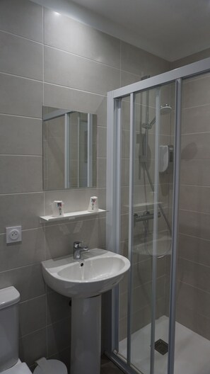 Classic Double Room, Ensuite | Bathroom - Le Refuge du Célé (Cabrerets)