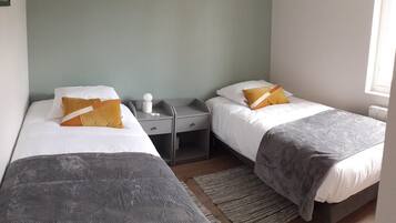 Chambre avec lits jumeaux, salle de bains attenante (Vue village) | 1 chambre