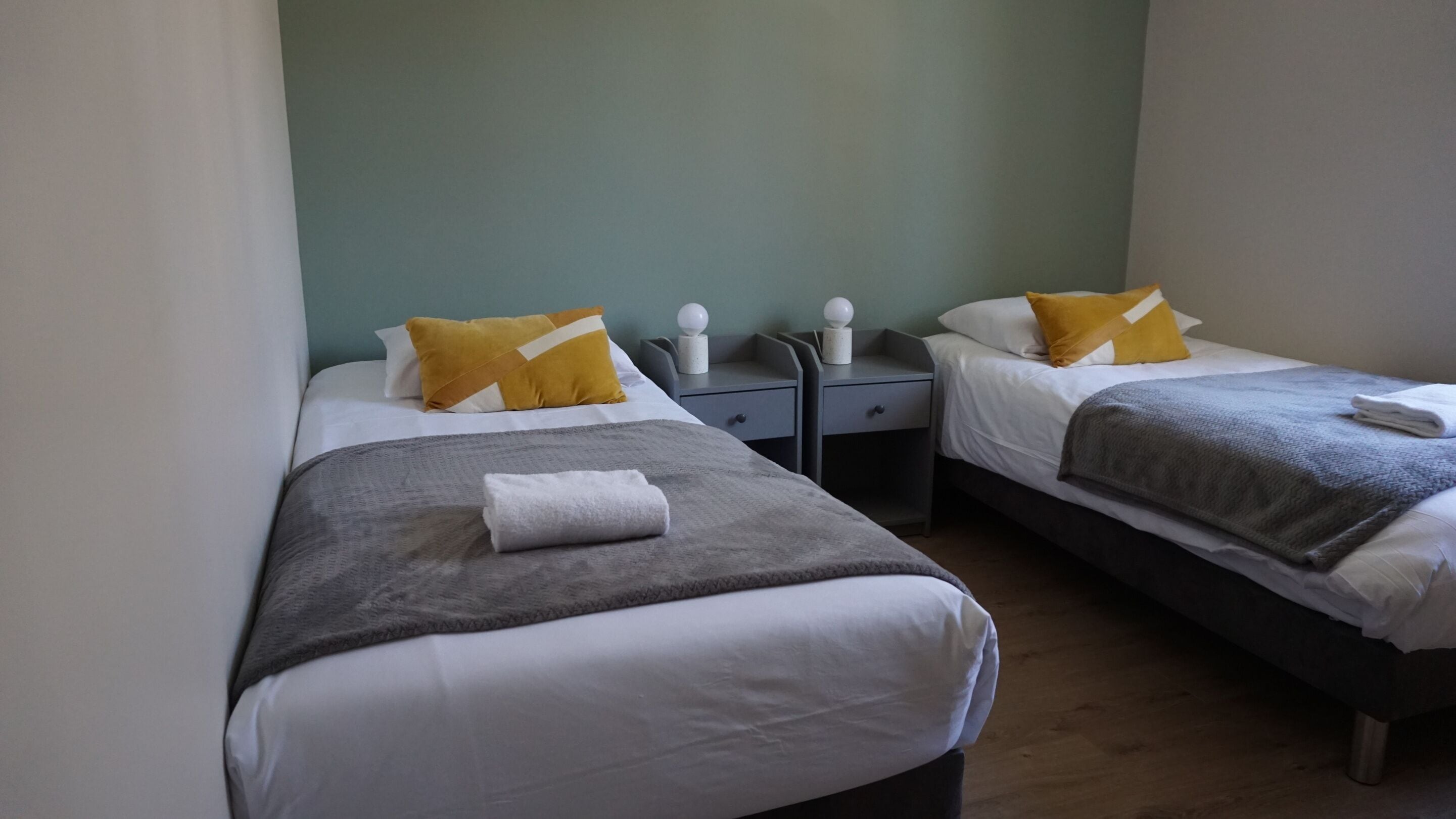 Chambre avec lits jumeaux, salle de bains attenante (Vue village)