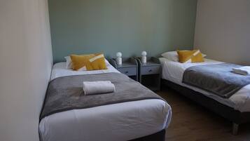 Værelse med 2 enkeltsenge - eget badeværelse (Vue village)