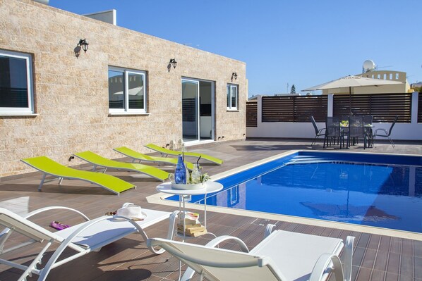 Outdoor pool, pool umbrellas, pool loungers - Protaras Golden Dream Villa (Paralimni)
