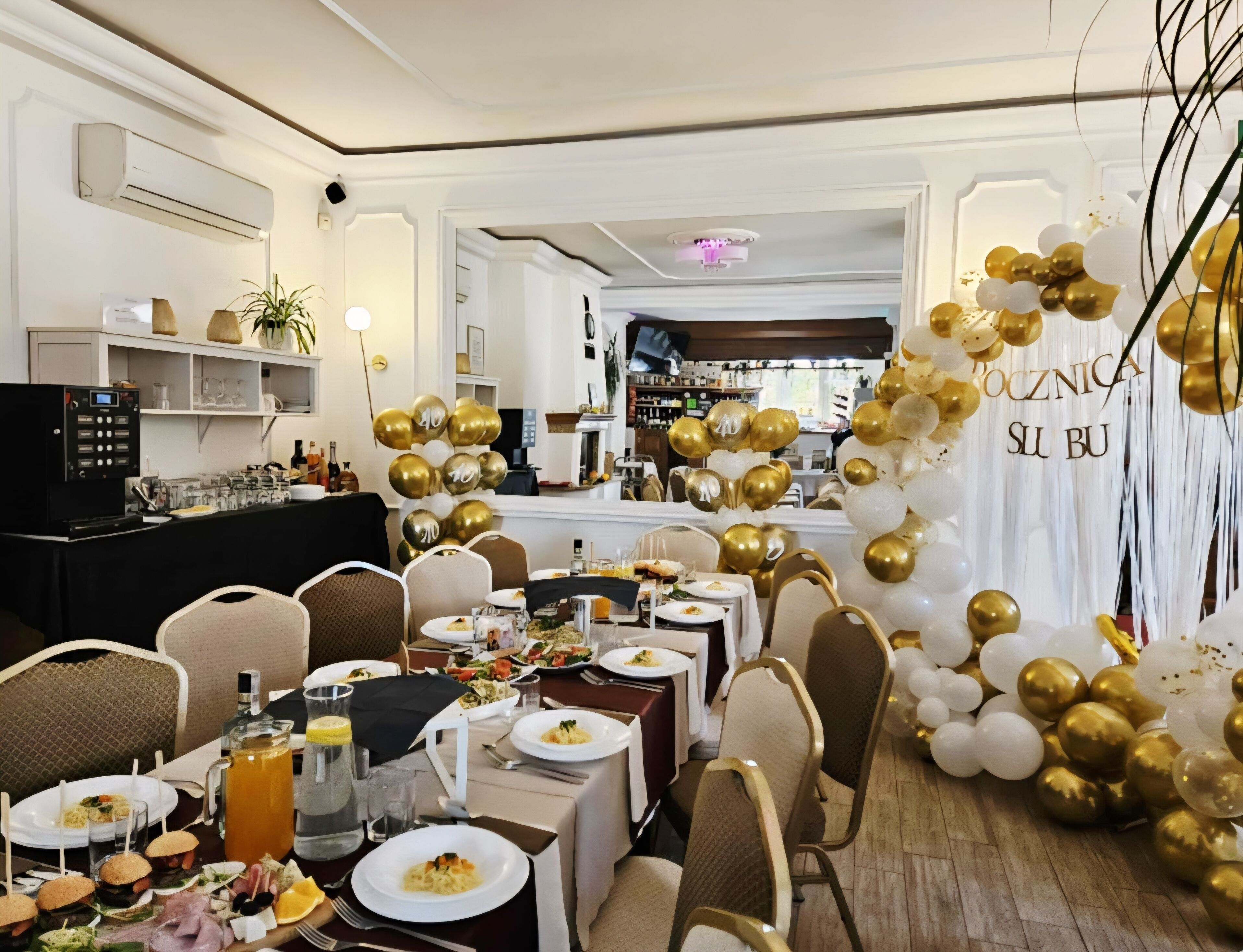 供應早餐、午餐和晚餐，波蘭料理，花園景觀