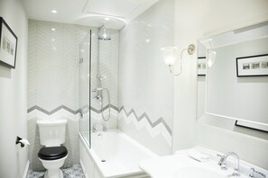 A modern bathroom with a toilet, shower, bathtub, and sink. - The Dunstane - No 4 (Edinburgh)