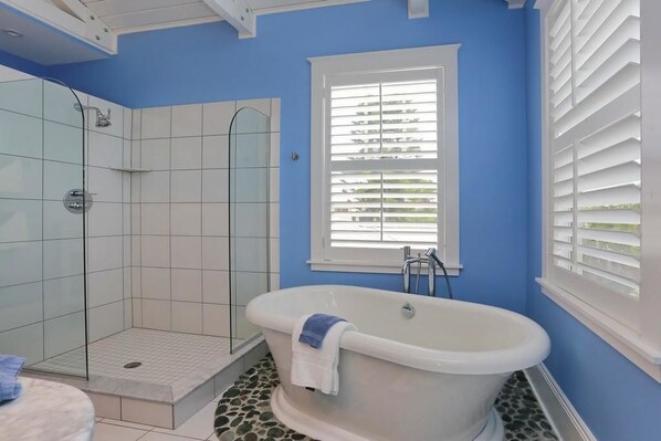 Standard Apartment, 4 Bedrooms | Bathroom