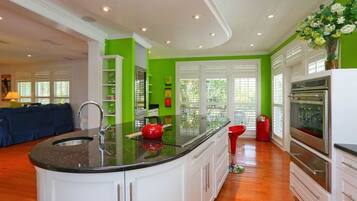 Departamento estándar, 4 habitaciones | Cocina privada | Refrigerador, microondas y cafetera y tetera