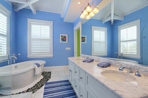 Bathroom - Cherryfish (Anna Maria)