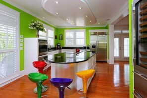 Apartamento estándar, 4 habitaciones | Servicio de comidas en la habitación