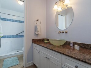 Departamento estándar, 2 habitaciones | Baño | Tina con regadera y toallas 