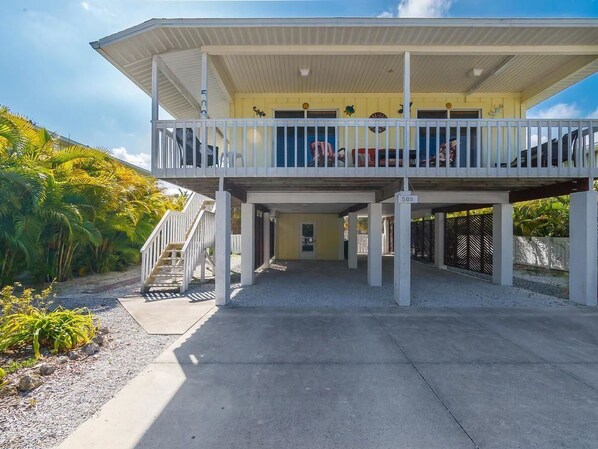 Vista frontal de la propiedad