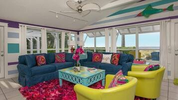 Standard Apartment, 3 Bedrooms | Living room | DVD player