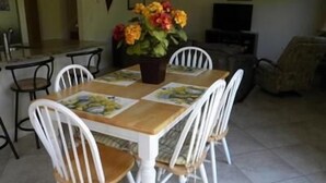 Standard Apartment, 4 Bedrooms | In-room dining