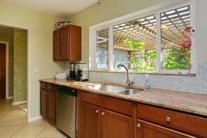 Standard Apartment, 4 Bedrooms | Private kitchen