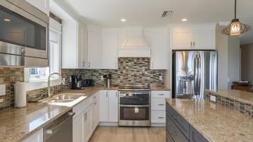 Standard Apartment, 4 Bedrooms | Private kitchen | Fridge, microwave, coffee/tea maker