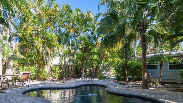 Outdoor pool - Shumard Cottage (Anna Maria)