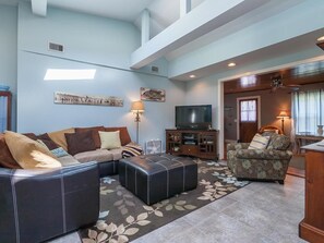 สแตนดาร์ดอพาร์ทเมนท์, 2 ห้องนอน | บริเวณนั่งเล่น | เครื่องเล่นดีวีดี