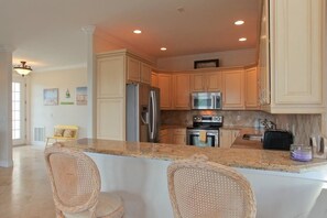 Standard Apartment, 6 Bedrooms | Private kitchen