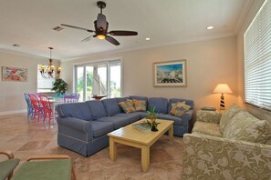 Standard Apartment, 6 Bedrooms | Living area