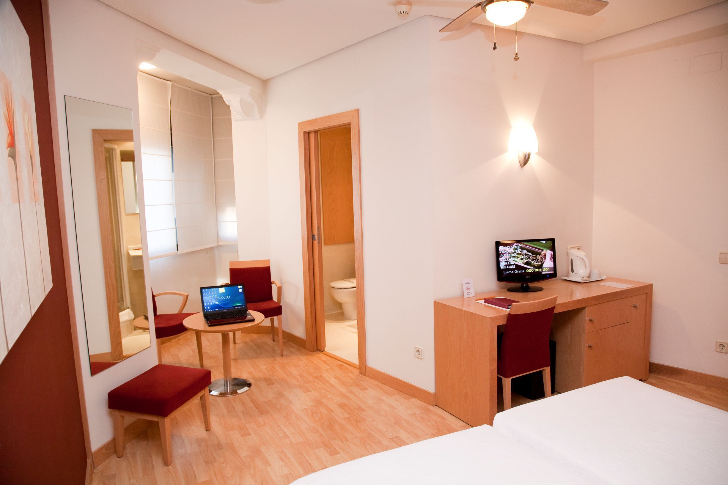 Habitación Doble Superior con 2 camas y vistas | Hypo-allergenic bedding, down duvets, minibar, desk