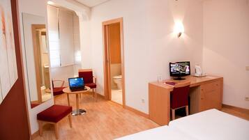 Habitación Doble Superior con 2 camas y vistas | Hypo-allergenic bedding, down comforters, minibar, desk