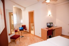 Habitación Doble Superior con 2 camas y vistas | Hypo-allergenic bedding, down comforters, minibar, desk - Hostal Navarra (Pamplona)