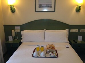 Hypo-allergenic bedding, down duvets, minibar, desk - Hostal Navarra (Pamplona)