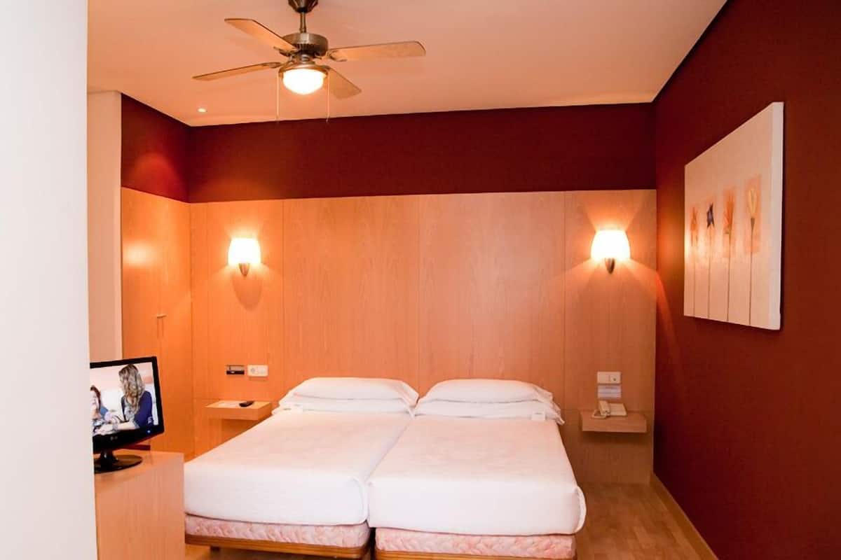 Ropa de cama hipoalergénica, edredón, minibar y escritorio