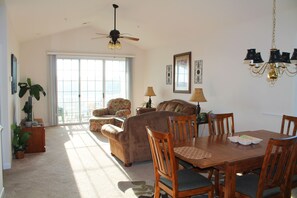 Standard-huoneisto, 3 makuuhuonetta | Oleskelualue | DVD-soitin