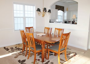 Standard Apartment, 3 Bedrooms | In-room dining