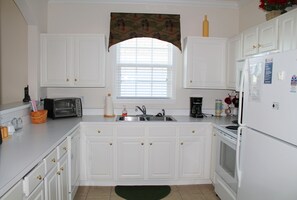 Standard Apartment, 3 Bedrooms | Private kitchen