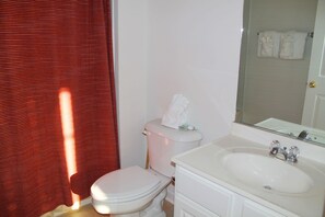 Standard Apartment, 3 Bedrooms | Bathroom