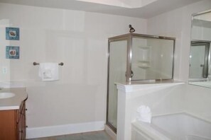 Standard Apartment, 2 Bedrooms | Bathroom | Combined shower/tub - 1012 Edgewater (North Myrtle Beach)