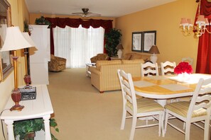 Standard Apartment, 3 Bedrooms | In-room dining