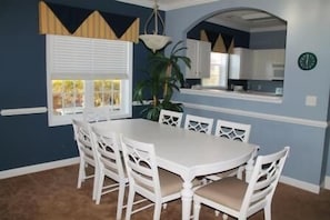 Standard Apartment, 3 Bedrooms | In-room dining