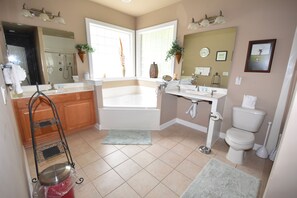 House, Multiple Beds (1511 Clearwater Bay) | Bathroom