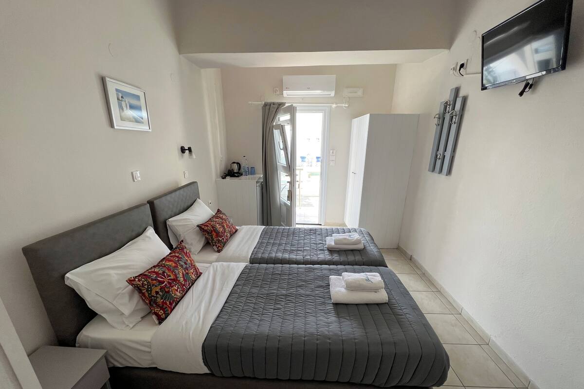 Camera con 2 letti singoli, vista mare | Una cassaforte in camera, insonorizzazione, ferro/asse da stiro