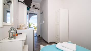 In-room safe, soundproofing, iron/ironing board, free WiFi