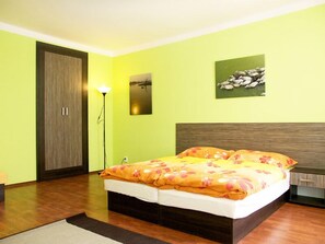 Kamer, 1 twee- of 2 eenpersoonsbedden | Een bureau, gratis babybedden, gratis wifi