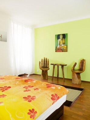 Kamer, 1 twee- of 2 eenpersoonsbedden | Een bureau, gratis babybedden, gratis wifi