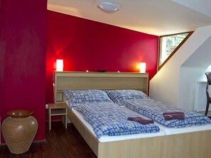 Kamer, 1 twee- of 2 eenpersoonsbedden | Een bureau, gratis babybedden, gratis wifi