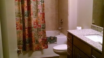 Standard Apartment, 1 Bedroom | Bathroom amenities | Combined shower/bathtub, towels