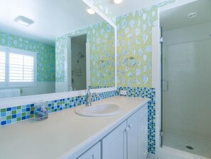Standard Apartment, 4 Bedrooms | Bathroom sink