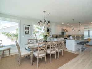 Standard Apartment, 5 Bedrooms | In-room dining